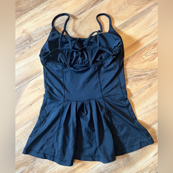 TITIKA pendulum workout tank with built in bra - Picture 2 of 2